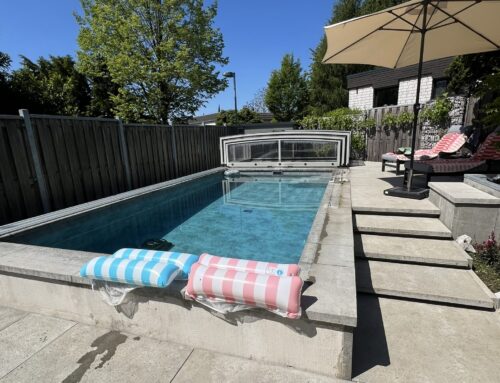 Wohlfühloase mit Stahlbeton-Pool und moderner Gartengestaltung